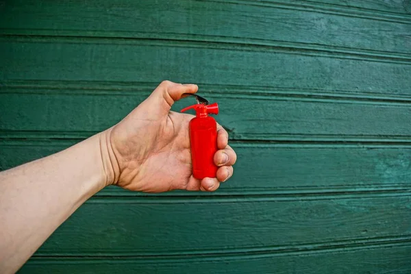 Рука Игрушкой Красный Огнетушитель — стоковое фото