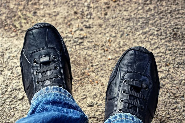 Black Leather Shoes Legs Gray Asphalt — Stock Photo, Image