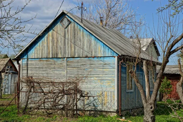 Старый Деревенский Деревянный Дом Дворе Синего Серого Цвета — стоковое фото