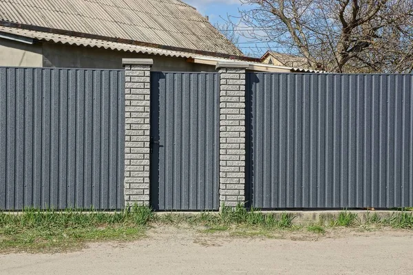 Parte Cerca Cinza Ferro Portas Fechadas Rua — Fotografia de Stock