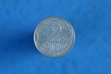 mavi arka planda küçük beyaz Ukraynalı sikke iki pennies