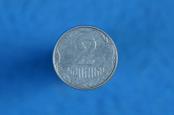 Små Vita Ukrainska Mynt Två Pennies Blå Bakgrund — Stockfoto