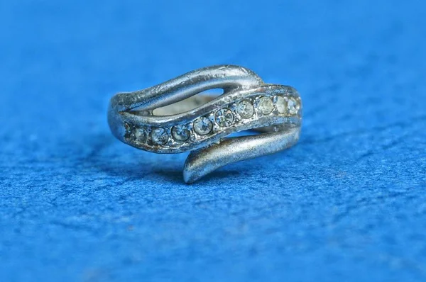 Alter Grauer Schäbiger Silberring Mit Steinen Auf Einem Blauen Tisch — Stockfoto