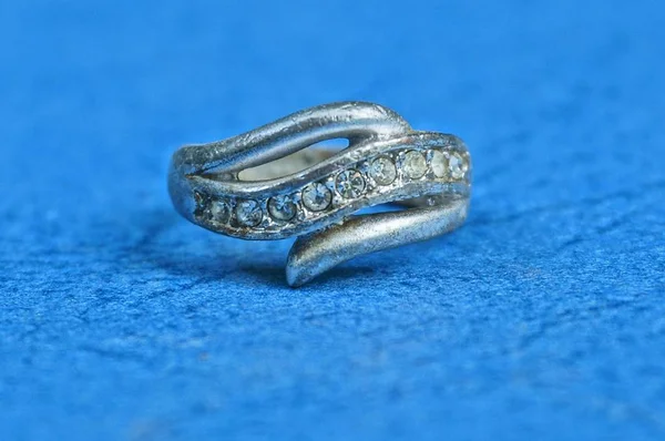 Viejo Anillo Gris Plata Con Piedras Una Mesa Azul — Foto de Stock