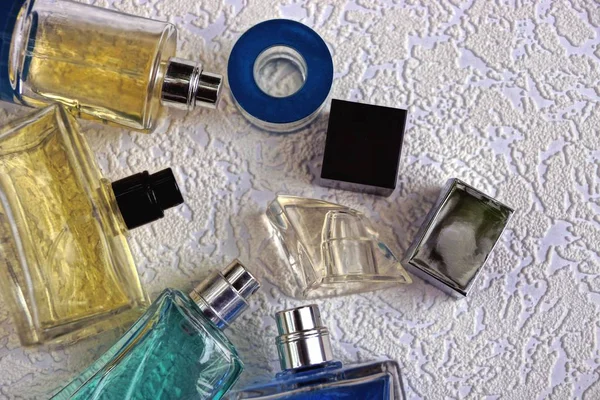 Małe Szklane Butelki Perfum Szarym Tle — Zdjęcie stockowe