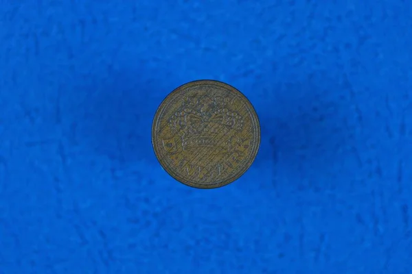 Стара Коричнева Джинсова Монета Лежить Синьому Фоні — стокове фото