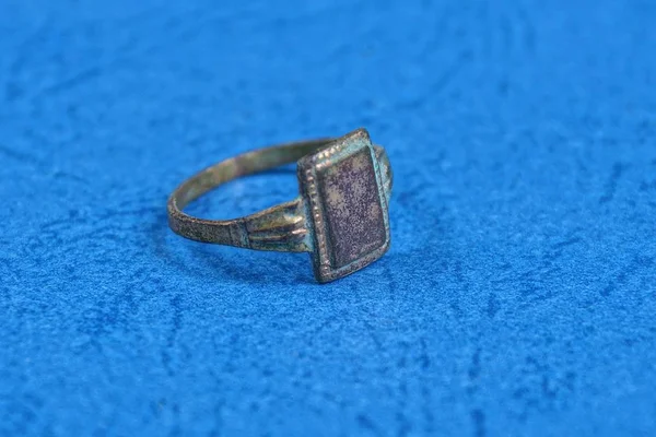 Jeden Żółty Stary Shabby Ring Leży Niebieskim Stole — Zdjęcie stockowe