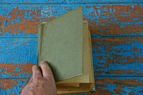 Mavi Browm Tablo Üzerinde Yeşil Eski Kitap Açar — Stok fotoğraf