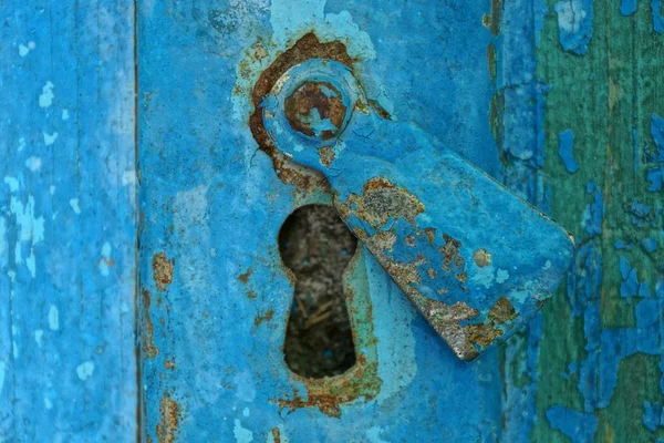 Buraco Fechadura Velho Metal Azul Uma Porta Madeira Desgastada — Fotografia de Stock