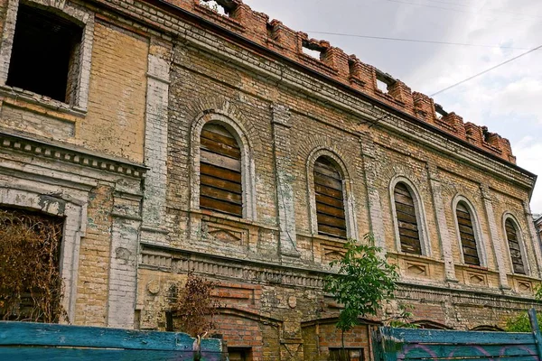 Stary Zniszczony Dom Brązowej Cegły Pokład Się Okna — Zdjęcie stockowe