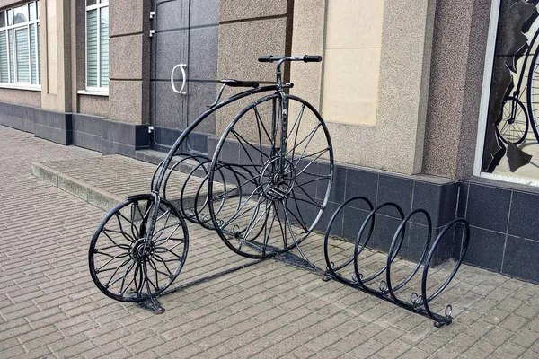 Bicicleta Retro Decorativa Pie Cerca Pared Gris Una Casa —  Fotos de Stock