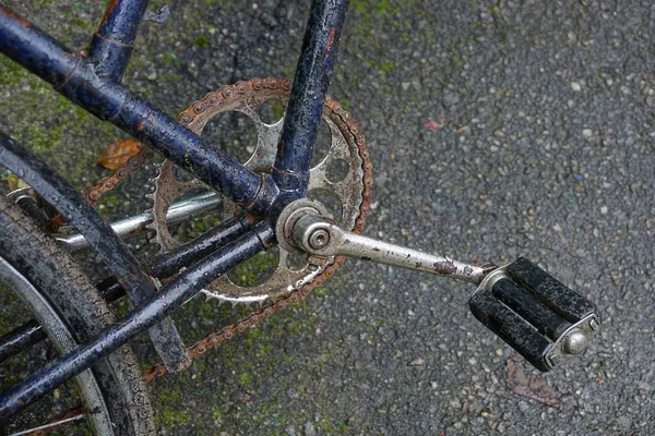 柏油路上旧自行车车架上的踏板和链子 — 图库照片