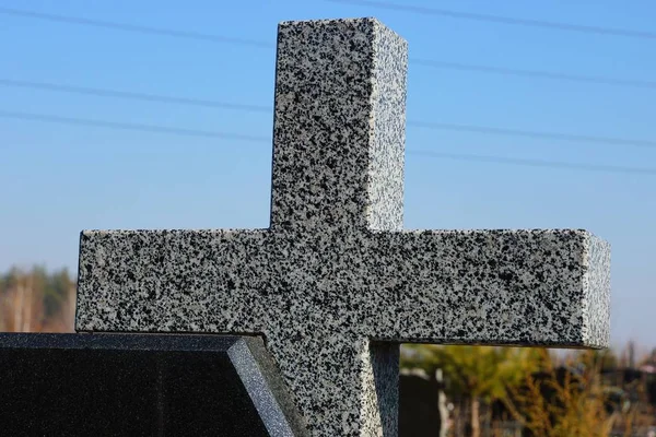 Szary Marmur Krzyż Cmentarzu Przeciwko Niebie — Zdjęcie stockowe