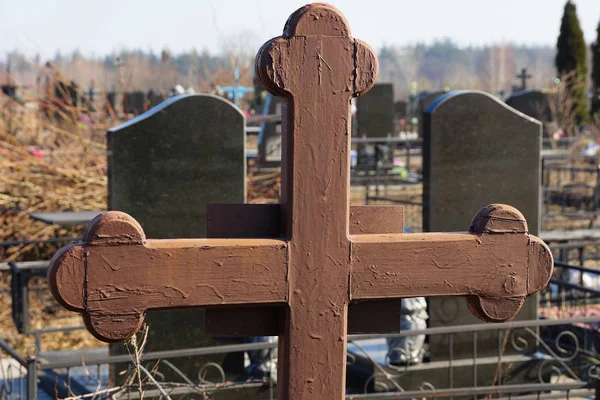 Uma Cruz Madeira Marrom Cemitério Contra Céu — Fotografia de Stock