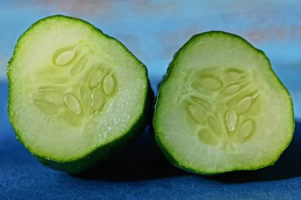 Dos Rebanadas Pepinos Verdes Frescos Yacen Sobre Una Mesa Azul — Foto de Stock