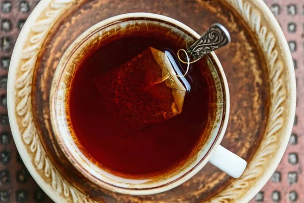 Червоний Чай Чашці Мішком Ложкою Блюдці — стокове фото