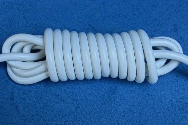 Bílý Elektrický Kabel Přadně Modrém Stole — Stock fotografie