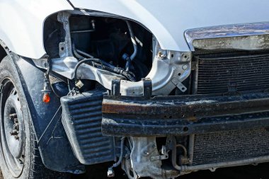 kırık bir lamba ve bir tampon ile bir kaza sonrası gri araba