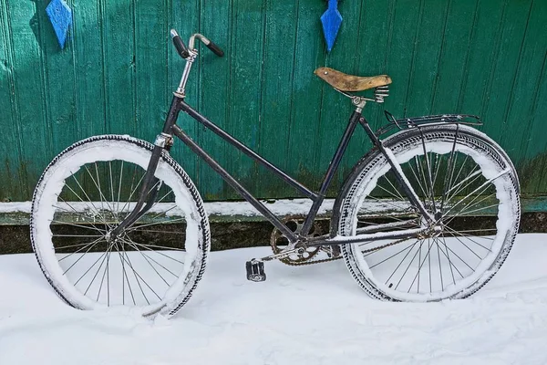 Stary Rower Śniegu Pobliżu Zielonej Ściany — Zdjęcie stockowe