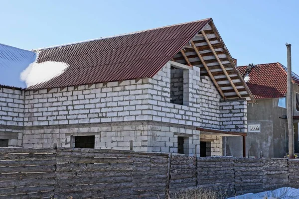 Gran Casa Ladrillo Blanco Sin Terminar Detrás Una Valla Nieve — Foto de Stock