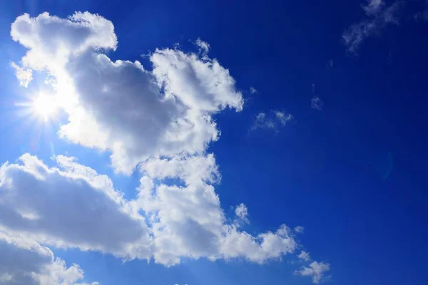 Άσπρα Σύννεφα Στον Γαλάζιο Ουρανό Μια Ηλιόλουστη Μέρα — Φωτογραφία Αρχείου