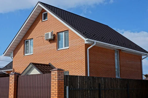 Een Huis Van Bruine Bakstenen Achter Een Hek Een Hemel — Stockfoto