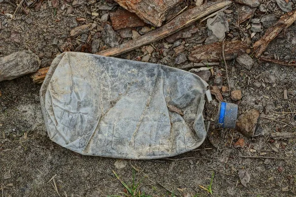 Botella Plástico Sucio Yace Suelo —  Fotos de Stock