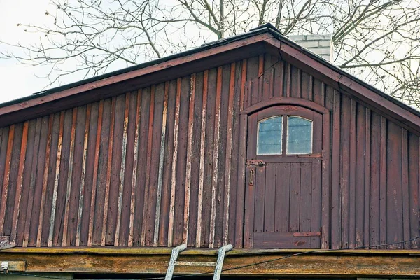 Vecchio Soppalco Legno Marrone Con Porta — Foto Stock