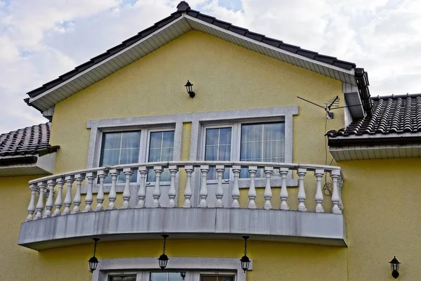 Jeden Szary Otwarty Balkon Beton Ścianie Domu — Zdjęcie stockowe