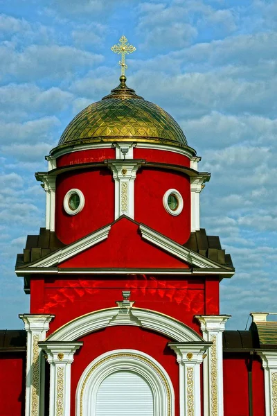 Μεγάλη Κόκκινη Εκκλησία Στο Πεδίο Ενάντια Στον Ουρανό — Φωτογραφία Αρχείου