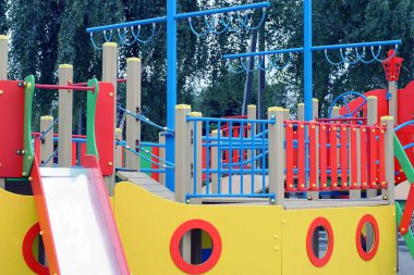 bir oyun alanı üzerinde büyük bir oyuncak gemi renk tasarımı 