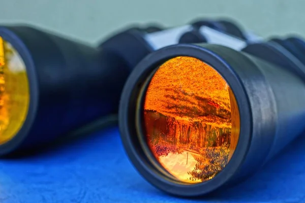 Binoculares Negros Con Reflejo Marrón Lente Yacen Sobre Una Mesa — Foto de Stock