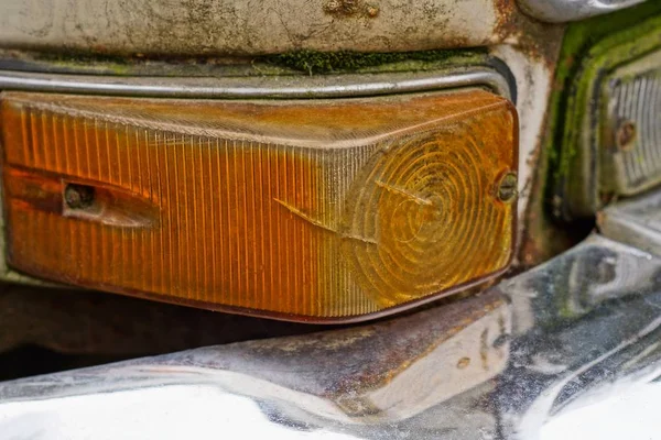 Одне Брудне Червоне Світло Старій Машині — стокове фото