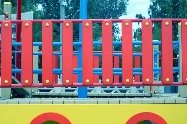 Teil Einer Farbigen Struktur Auf Einem Spielplatz Mit Rotem Dekorzaun — Stockfoto