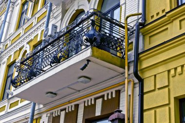 Modern bir bina cephesinde modern balkon