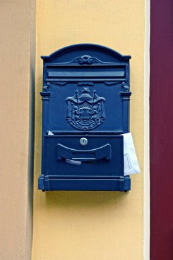 duvarda bir harf ile kara mektup kutusu