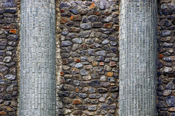 색깔의 조약돌과 기둥의 벽에서 — 스톡 사진