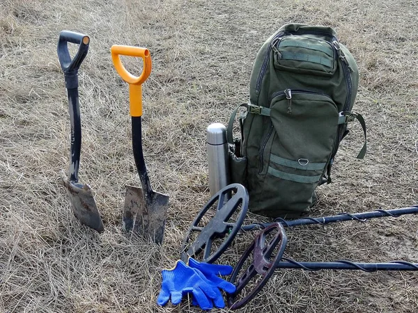 Två Metalldetektorer Spade Ryggsäck Termosen Stå Torrt Gräs — Stockfoto