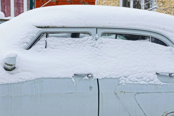 Altes Graues Auto Unter Einer Schneewehe Auf Der Straße — Stockfoto