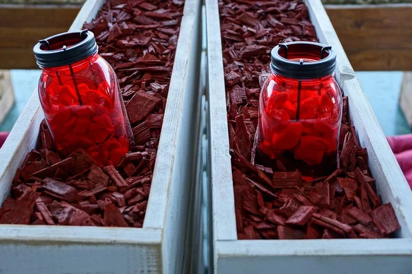 Twee Rode Glazen Potten Staan Een Schors Dozen — Stockfoto