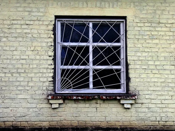 Stare Okno Kratką Ścianie Ceglanego — Zdjęcie stockowe