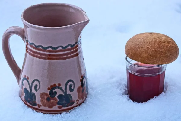 Jarro Copo Com Suco Rolo Uma Nevasca Neve Branca — Fotografia de Stock