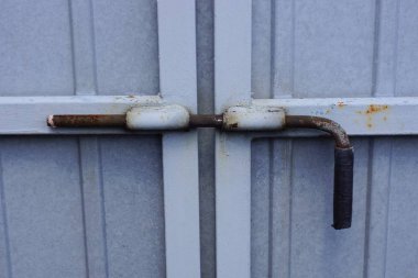 gri metal kapı üzerinde büyük bir demir deadbolt