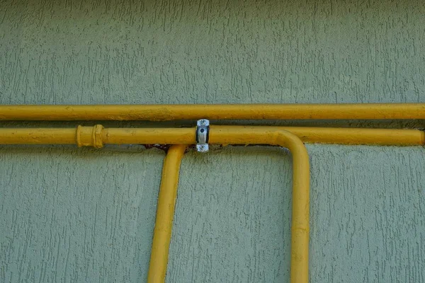 Tubos Gás Metal Amarelo Uma Parede Cinza Edifício — Fotografia de Stock