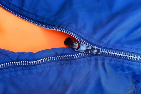 Γκρίζο Μεταλλικό Φερμουάρ Στο Χρωματιστό Ύφασμα Του Σακακιού — Φωτογραφία Αρχείου