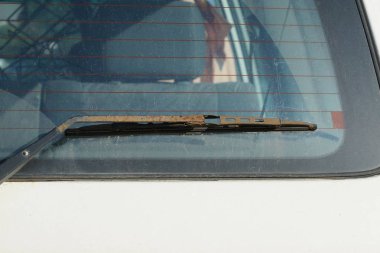 arka camda bir eski paslı araba silecek