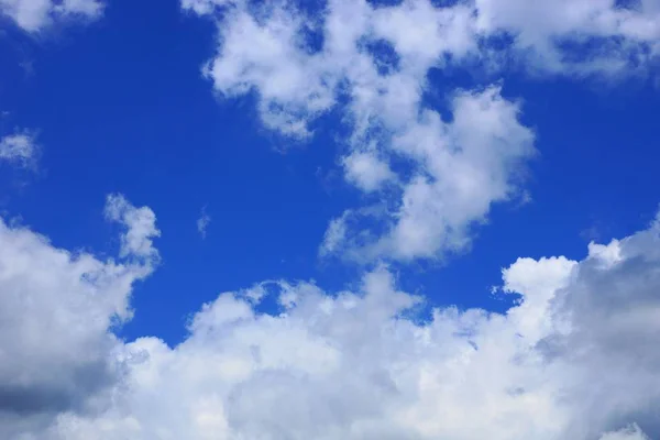 Große Weiße Wolke Blauen Tageshimmel — Stockfoto