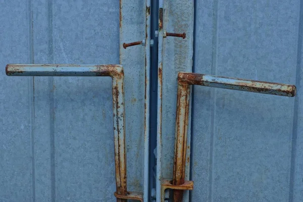 Twee Grote Ijzeren Nachtschoot Een Grijze Metalen Poort — Stockfoto