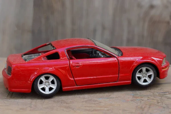 Pequeno Carro Brinquedo Modelo Velho Vermelho Fica Uma Mesa Cinza — Fotografia de Stock