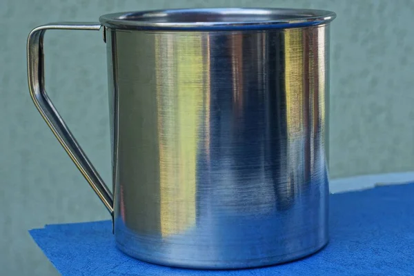 Una Gran Taza Metal Gris Levanta Sobre Una Mesa Azul — Foto de Stock